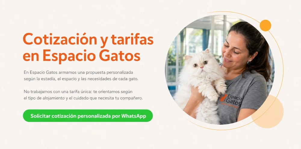 Banner de Espacio Gatos sobre cotización personalizada por WhatsApp, con diseño cálido, botón verde de llamada a la acción y foto de cuidadora sosteniendo un gato blanco.